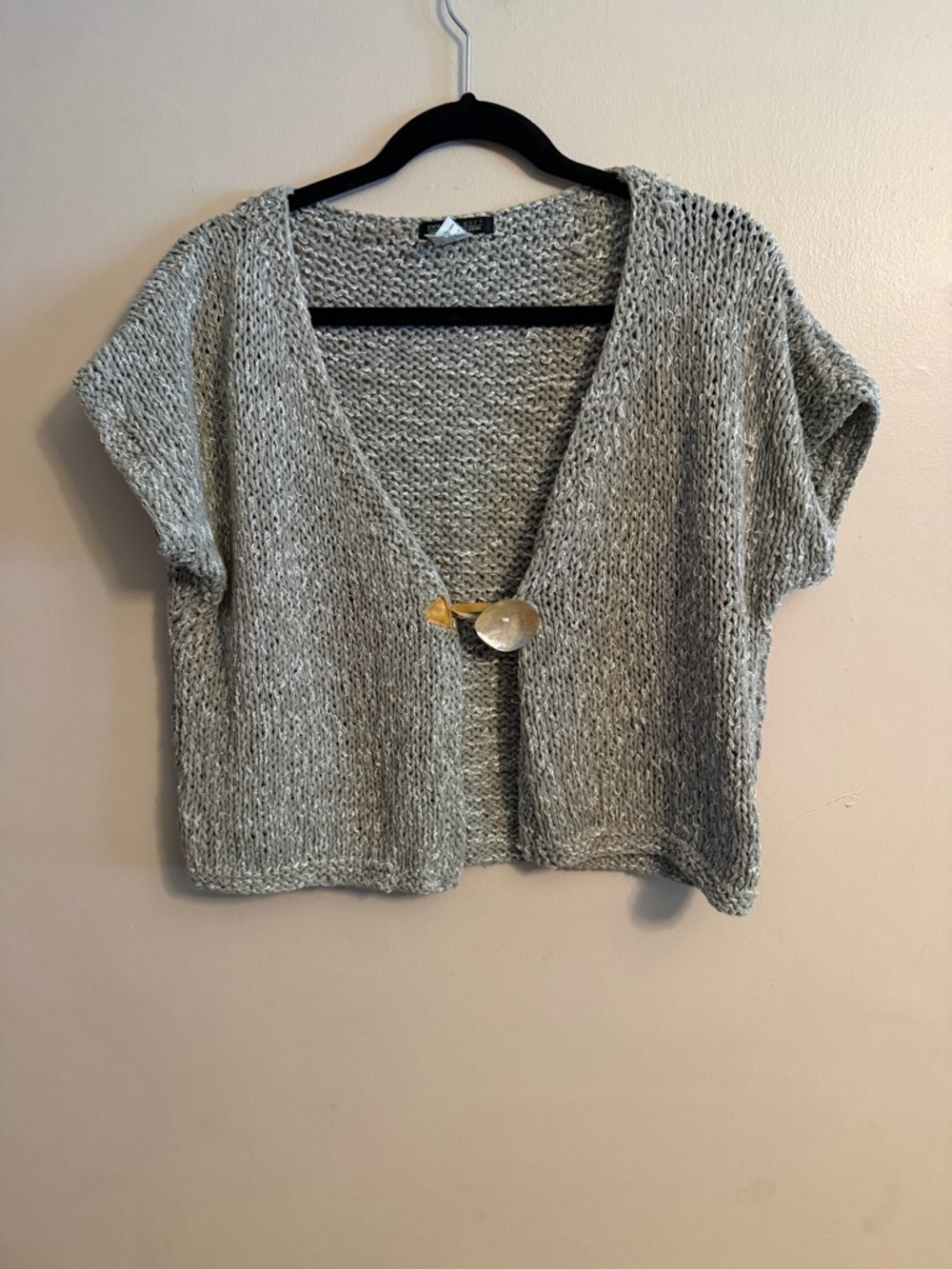 Light Gray Short-Sleeve Open Front Knit Cardigan with Decorative Clasp